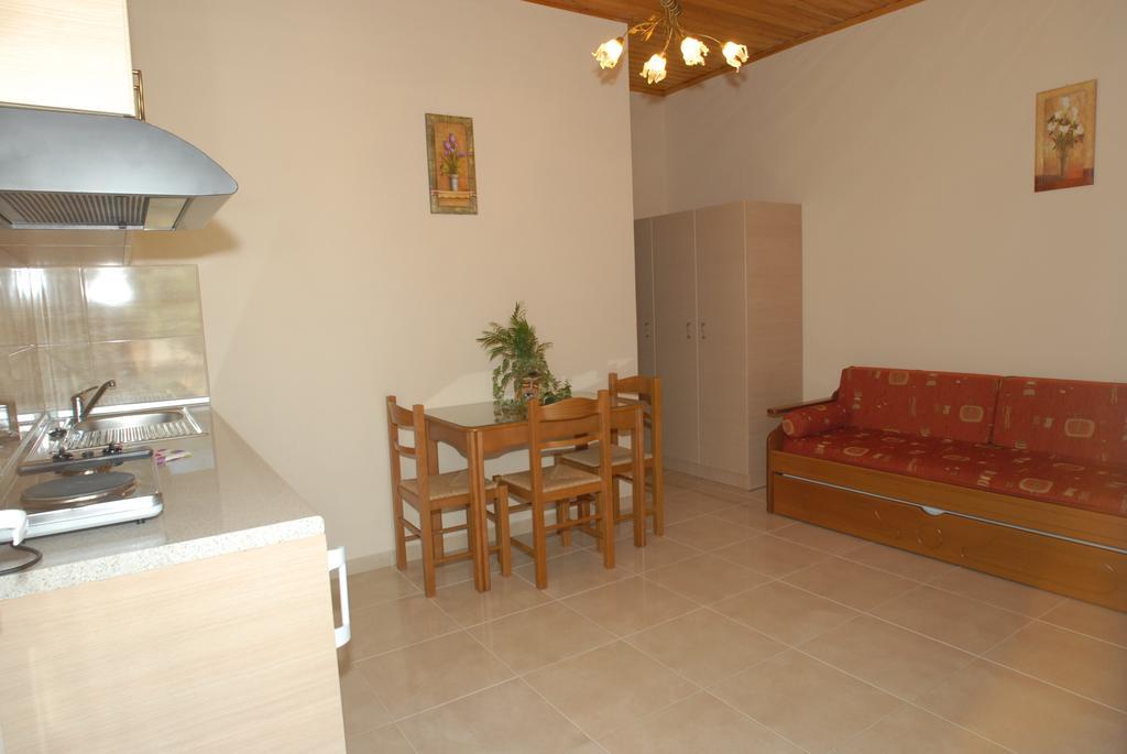 Garden View Apartments Anaxos Esterno foto